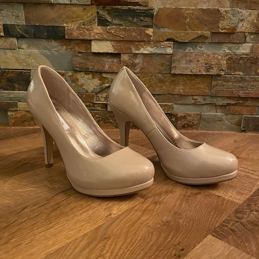 Steve Madden Nude Patent Leather Pump